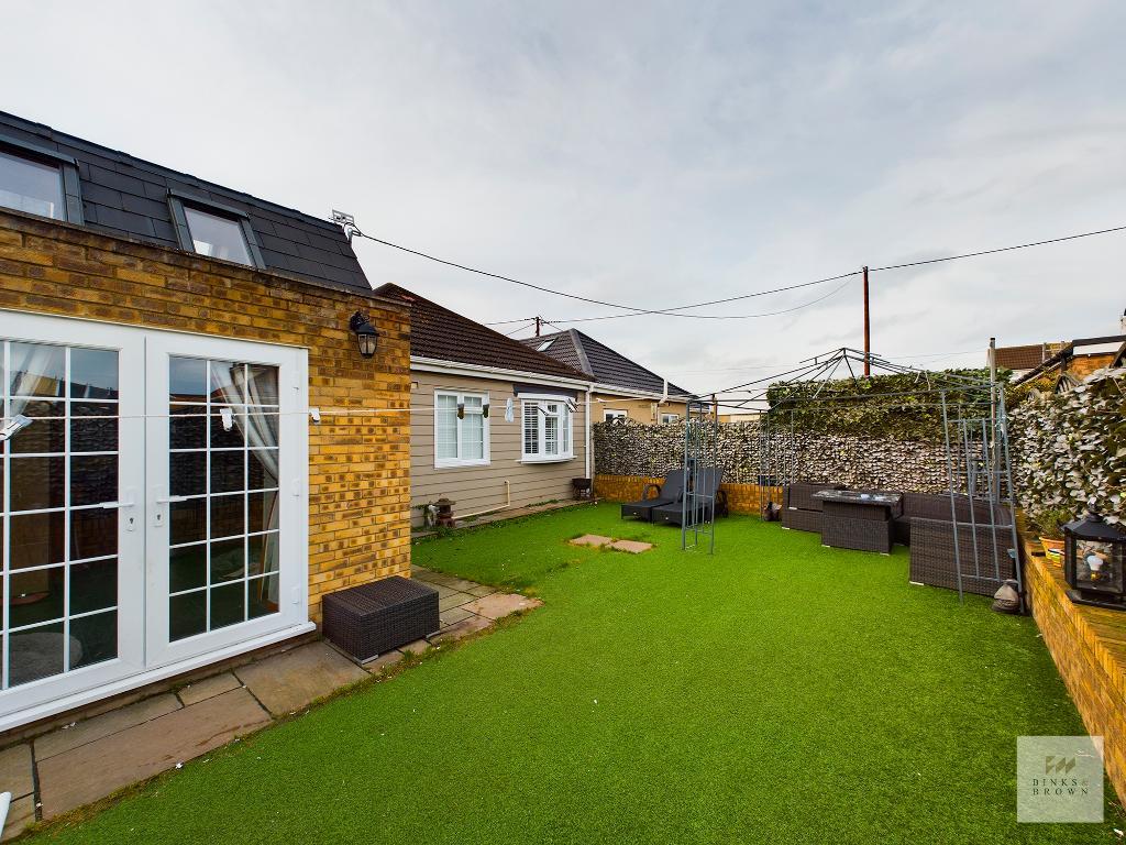 4 Bedroom Semi Detached Chalet For Sale in Giffords Cross Avenue